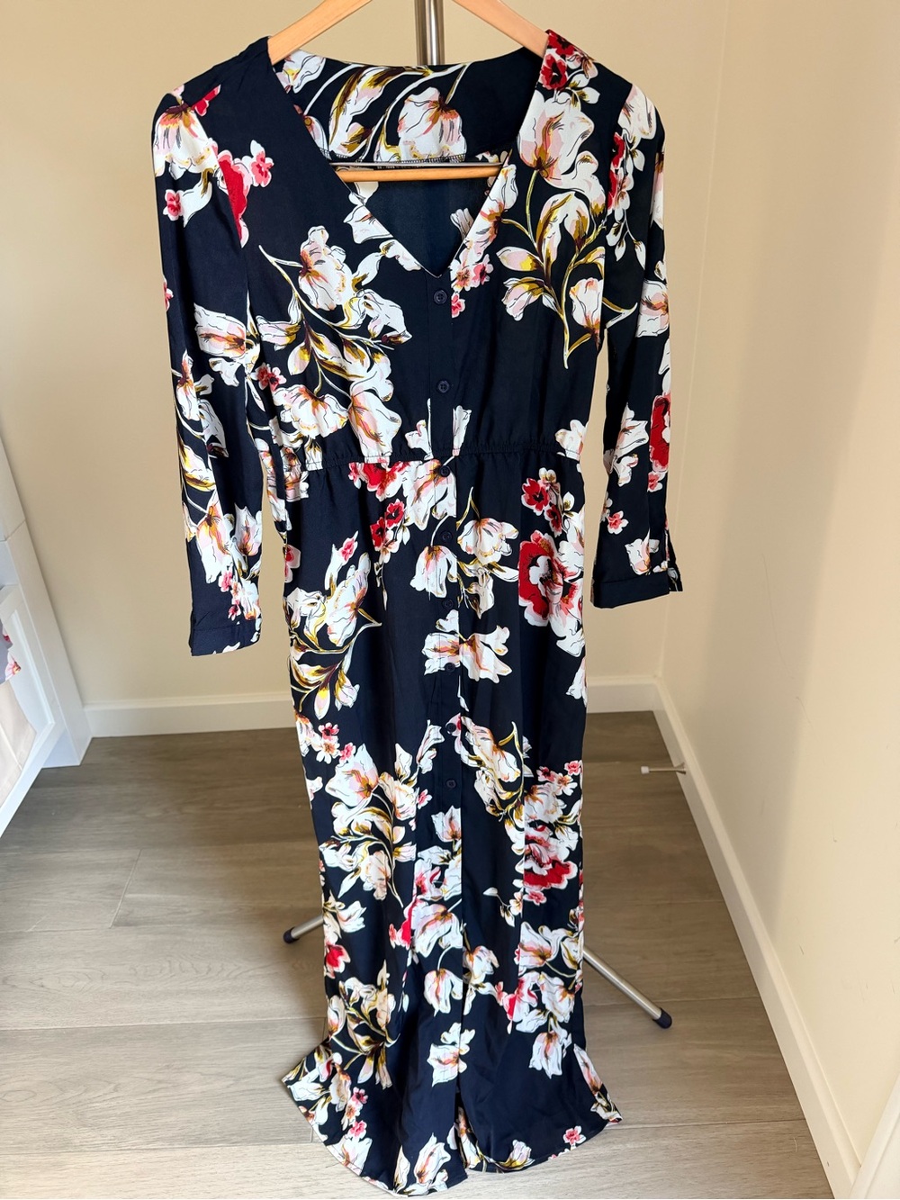Black Floral Maxi Dress with V-Neck and Button-Front M